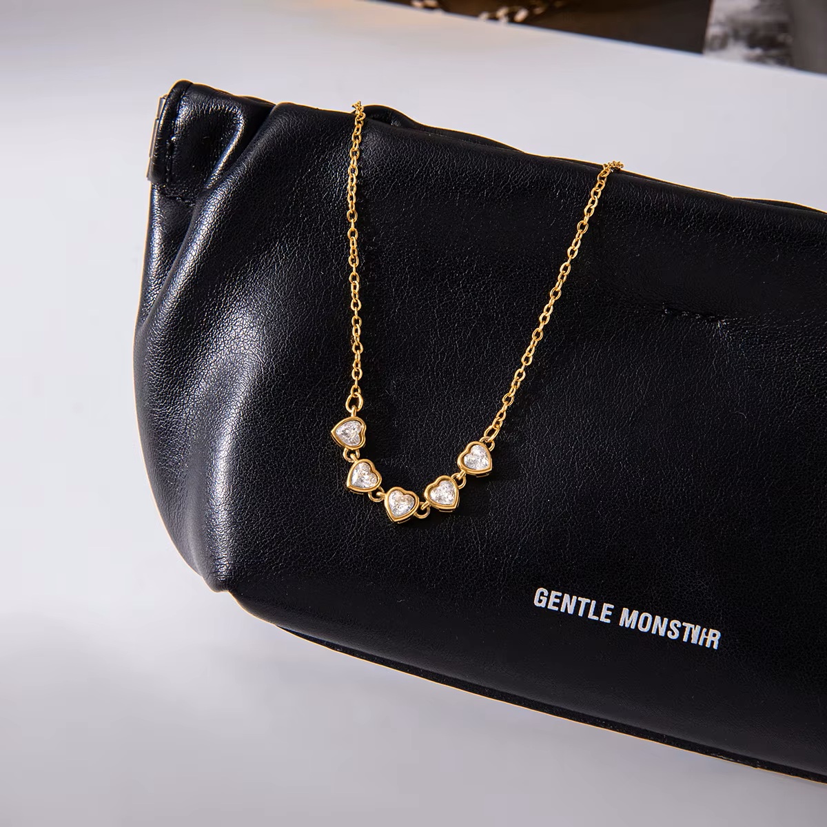 ELENYS Heartline Chain – styling na krku